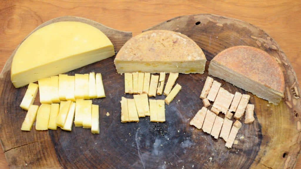 Você sabia? O queijo pode continuar a cura em sua casa e se tornar único.